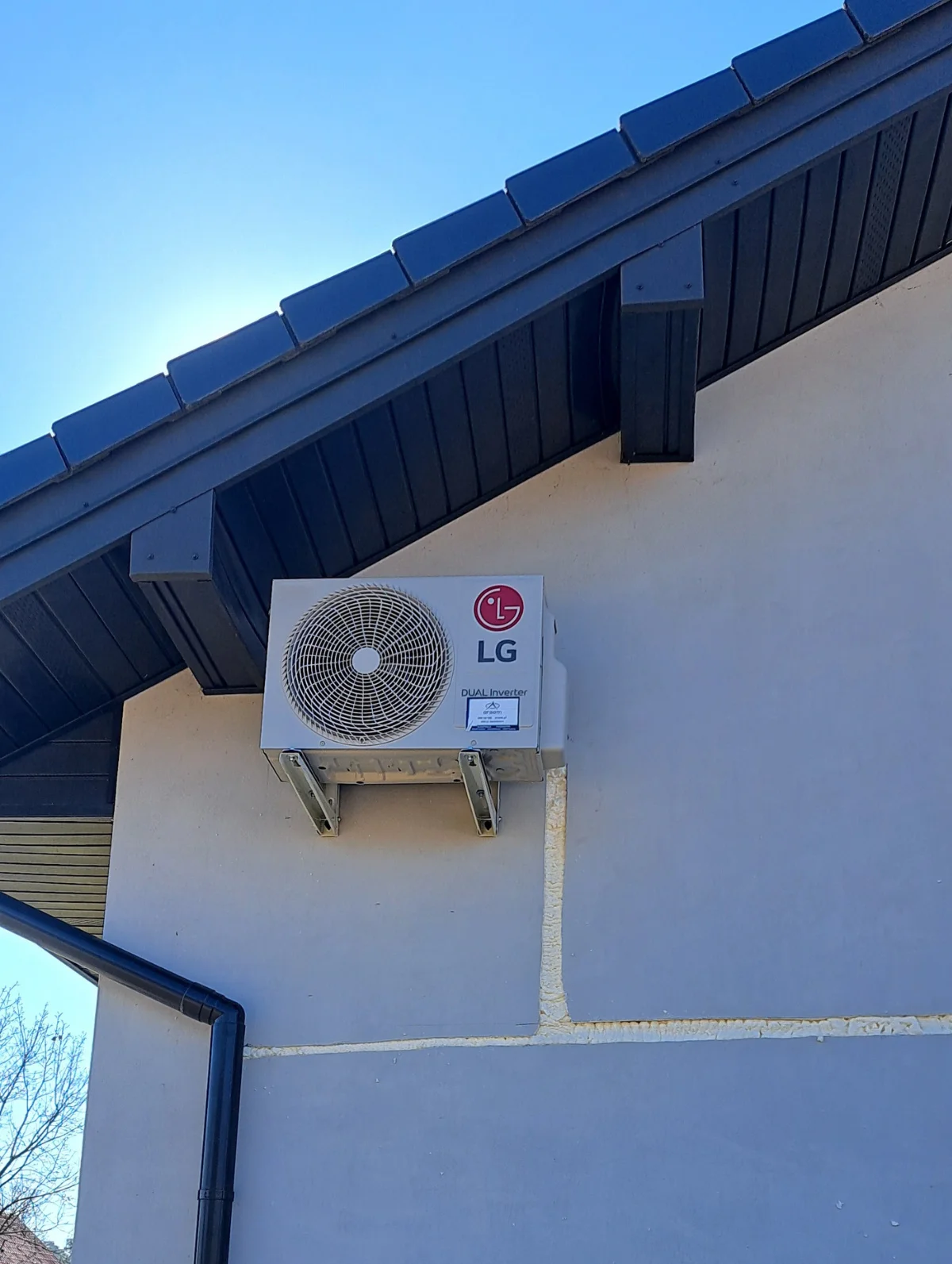 Bruzda w ścianie przygotowana pod instalację klimatyzacji