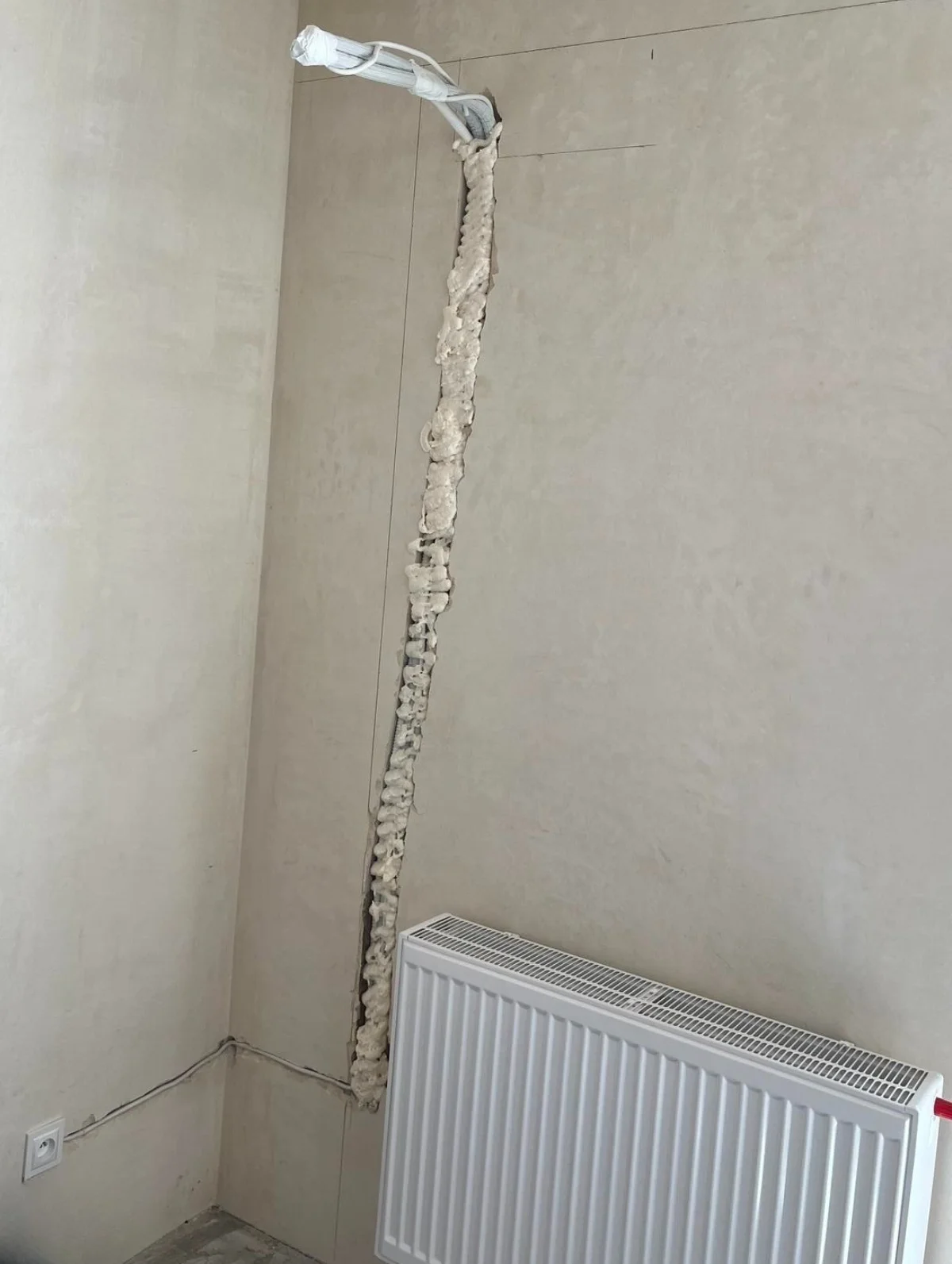Instalacja klimatyzacji prowadzona w bruździe ściennej