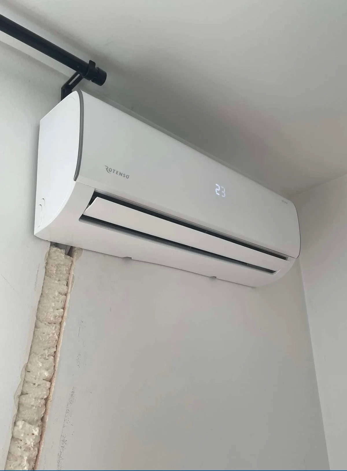 Efekt montażu klimatyzacji z instalacją ukrytą w ścianie